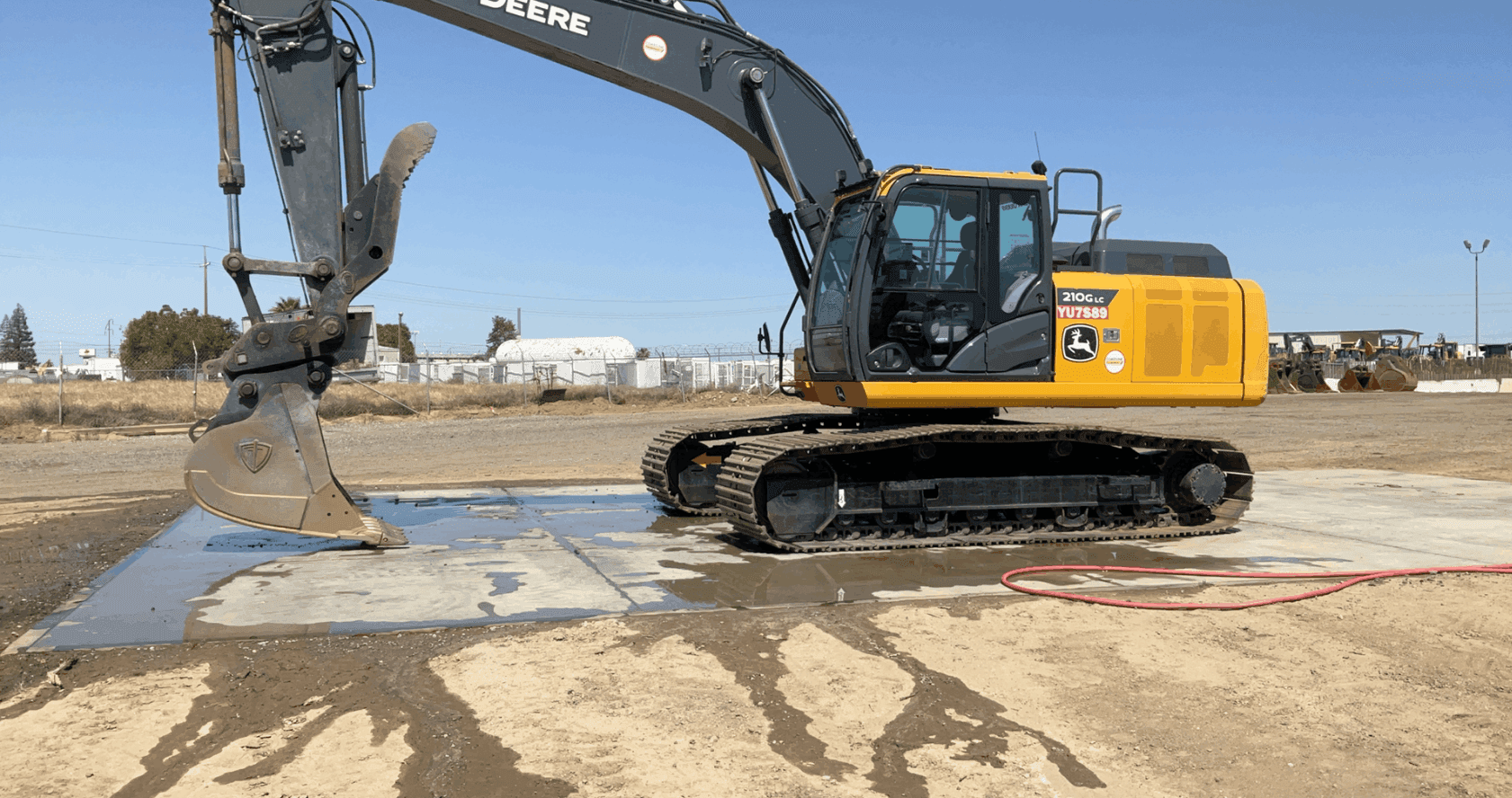 2022 John Deere 210G LC